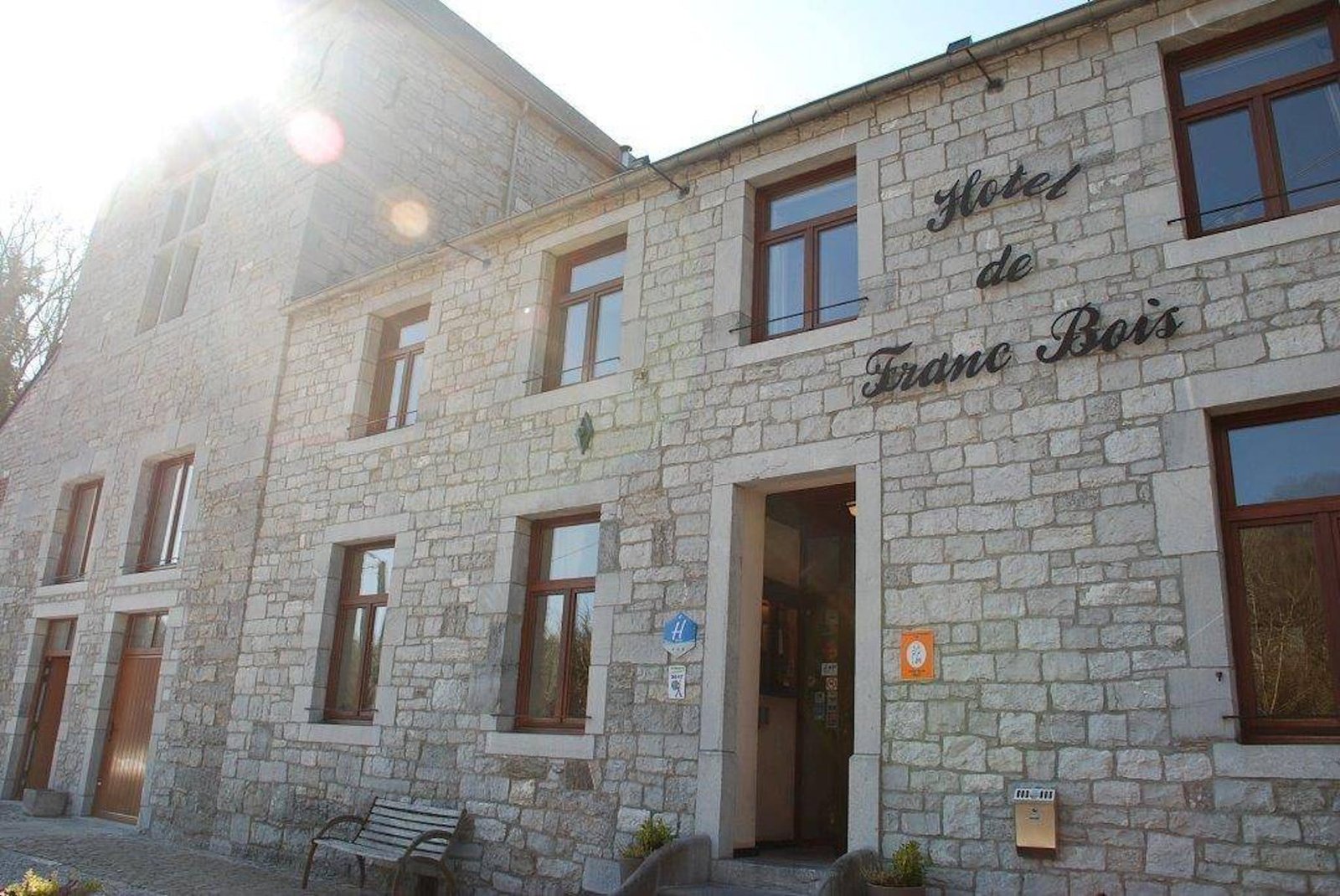Façade en pierre de l’Hôtel de Franc Bois