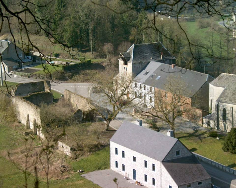 Vue aérienne du domaine et du village de Lompret