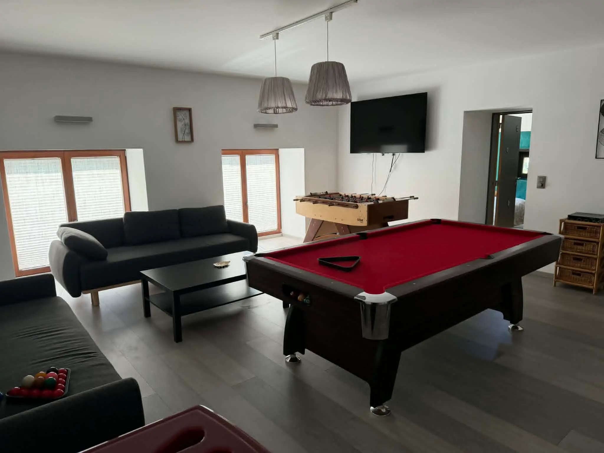 Salle avec billard et coin salon