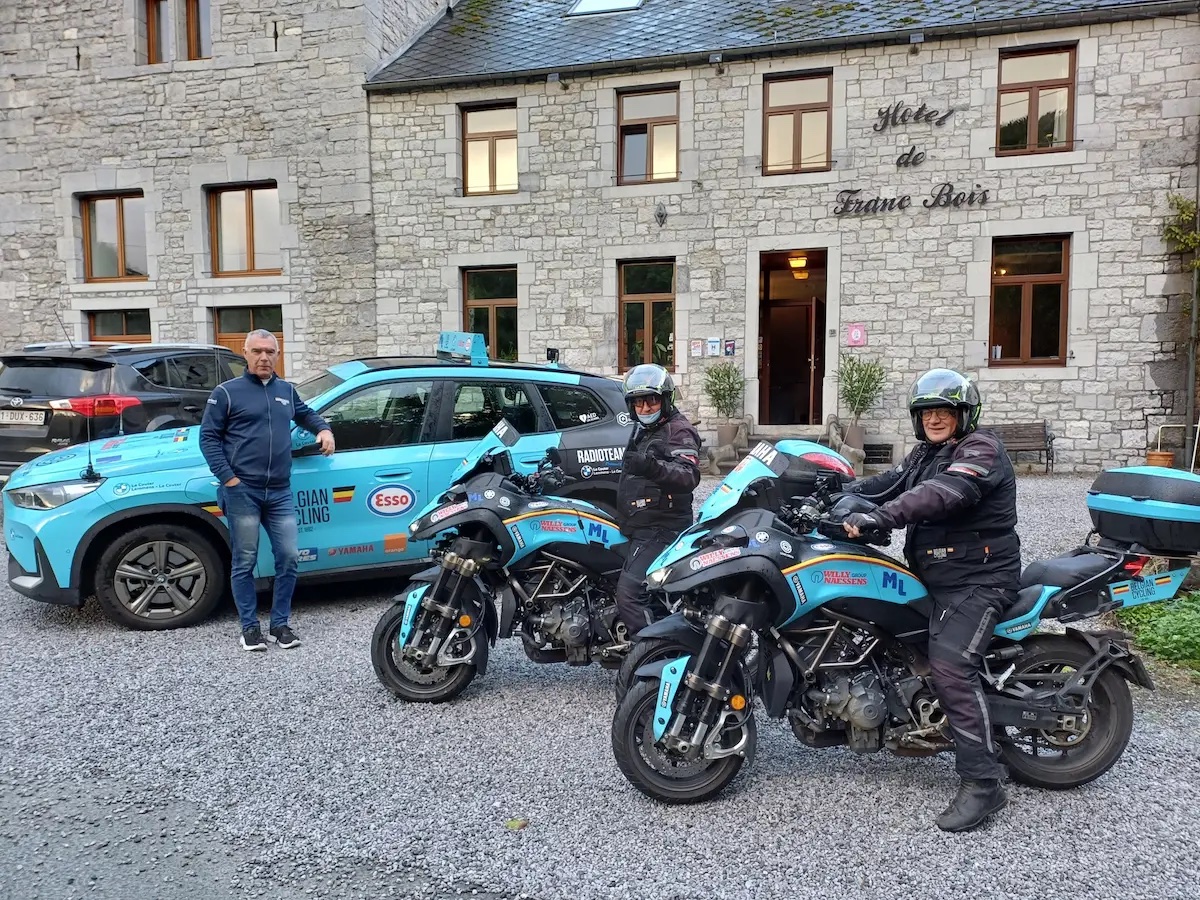 Motos garées devant la façade de l’hôtel