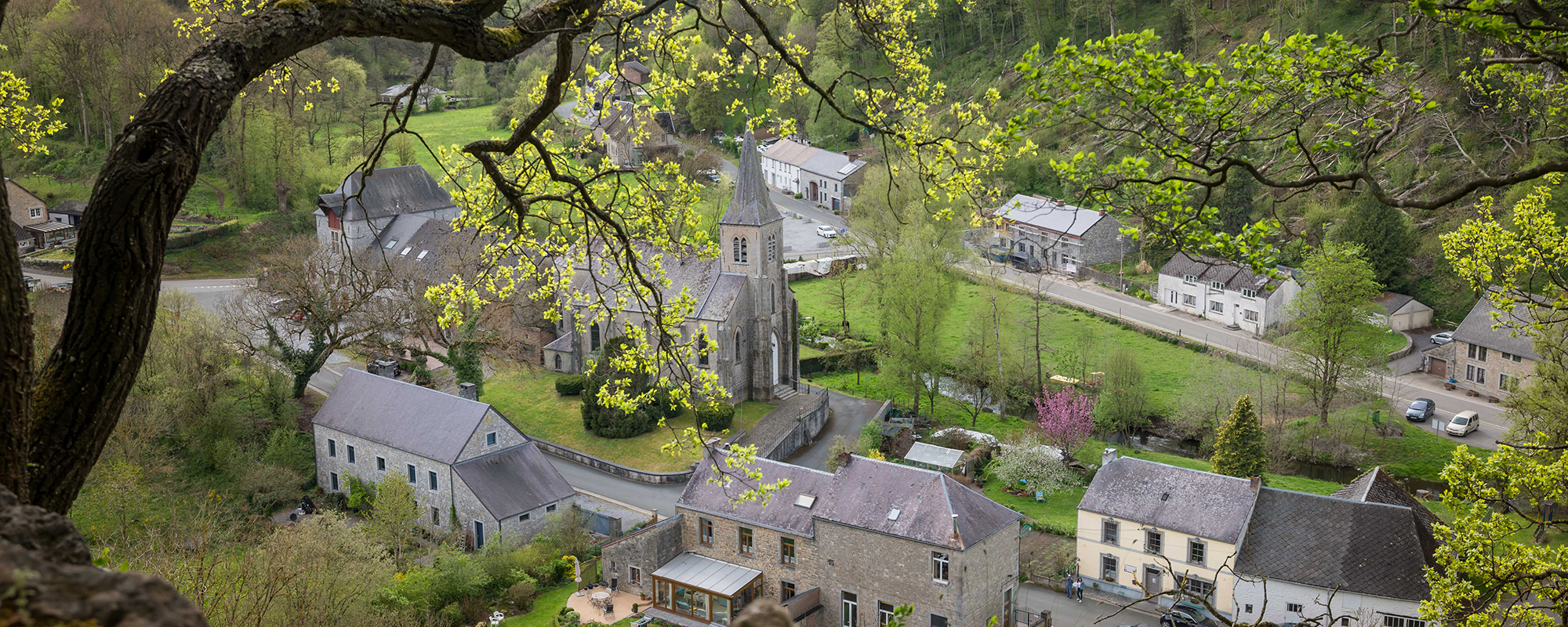 Vue panoramique du village de Lompret et de son église