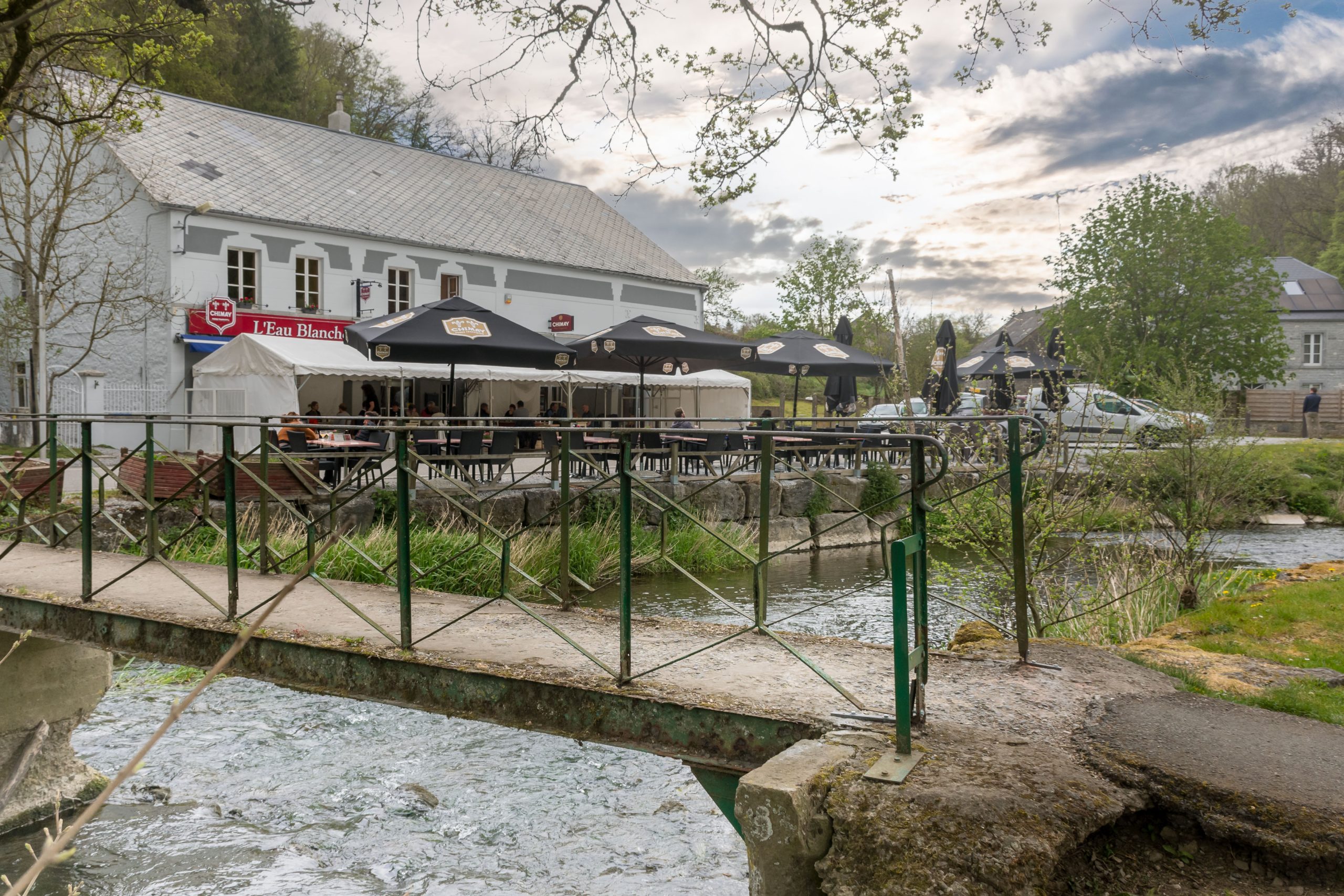 Terrasses du village de Lompret au printemps