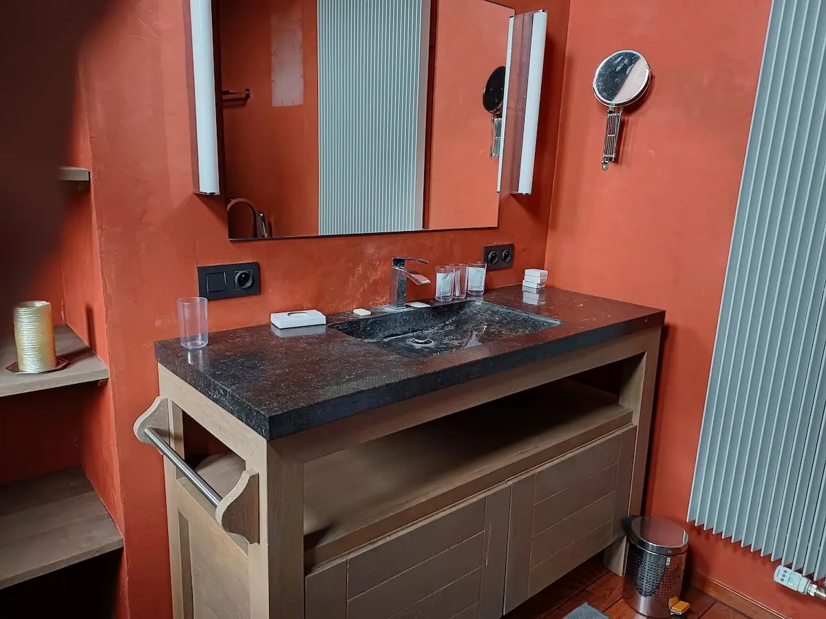 Salle de bain du gîte aux murs rouges