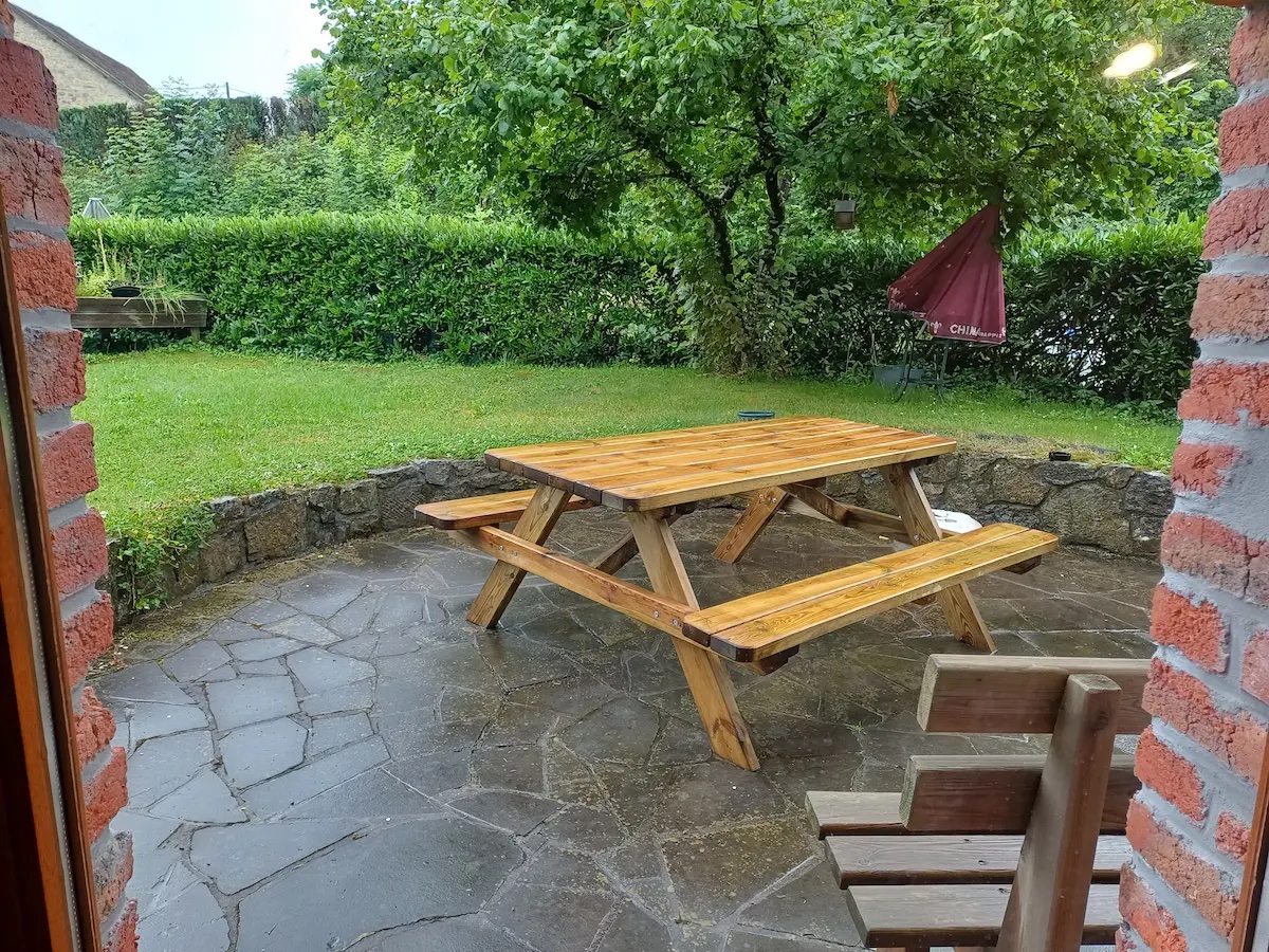 Jardin du gîte et terrasse en pierre